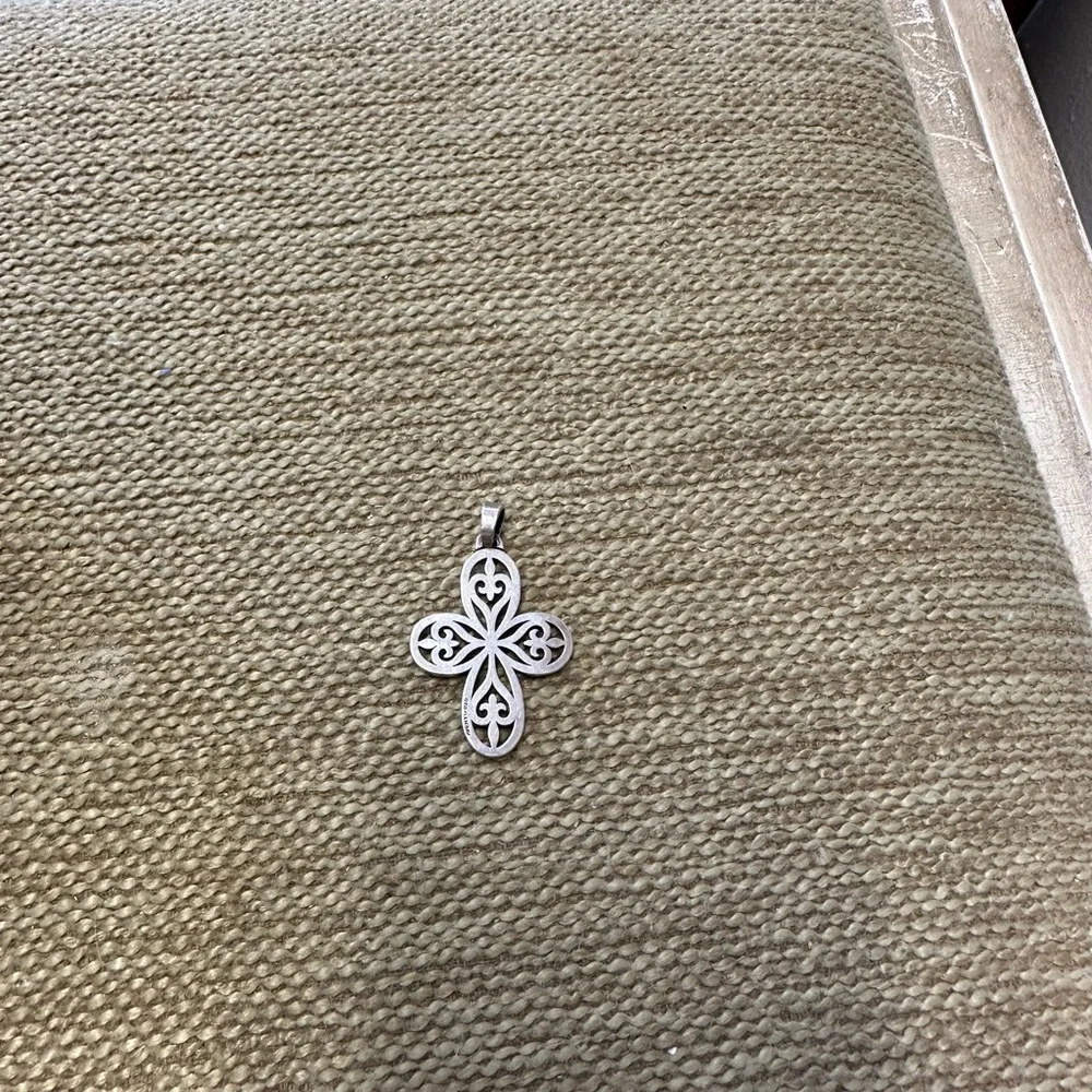 Avery cross - Picture 1 of 3